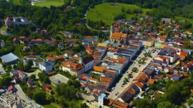 Almanya 'da Tittmoning şehrinin havadan görünüşü, Bavyera güneşli bir bahar gününde koronavirüs kilitlenmesi sırasında.