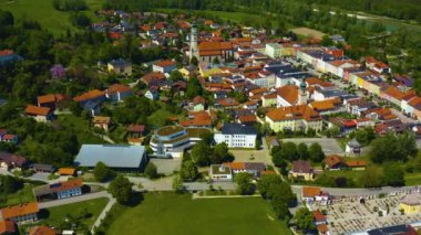 Almanya 'da Tittmoning şehrinin havadan görünüşü, Bavyera güneşli bir bahar gününde koronavirüs kilitlenmesi sırasında.