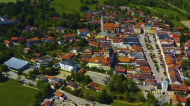Almanya 'da Tittmoning şehrinin havadan görünüşü, Bavyera güneşli bir bahar gününde koronavirüs kilitlenmesi sırasında.