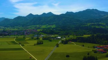 Weisham, Bernau am Chiemsee, Almanya, Bavyera çevresindeki hava manzarası güneşli bir bahar günü.