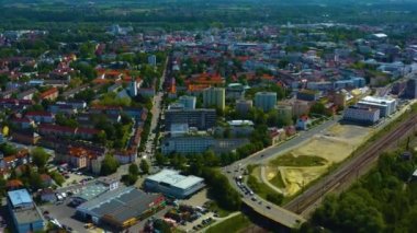 Almanya 'da Rosenheim şehrinin hava görüntüsü, Bavyera güneşli bir bahar gününde koronavirüs kilitlenmesi sırasında.