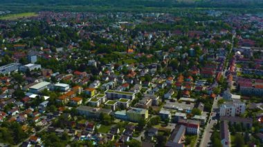 Almanya 'da Rosenheim şehrinin hava görüntüsü, Bavyera güneşli bir bahar gününde koronavirüs kilitlenmesi sırasında.