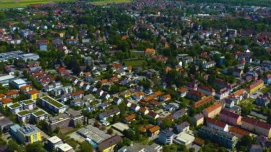Almanya 'da Rosenheim şehrinin hava görüntüsü, Bavyera güneşli bir bahar gününde koronavirüs kilitlenmesi sırasında.