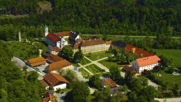 德国巴伐利亚的Raitenhaslach修道院的空中景观 是在一个阳光明媚的春日 在科罗纳维勒斯封闭期间 — 图库视频影像