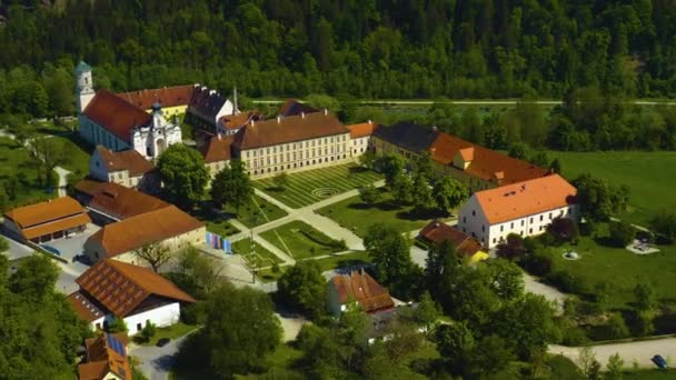 Vista Aérea Del Monasterio Raitenhaslach Alemania Baviera Soleado Día Primavera — Vídeo de stock