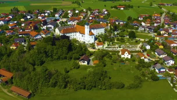 修道院と村の空中ビュー Rott Inn Germanyバイエルン州コロナウイルスのロックダウン中の晴れた春の日に — ストック動画
