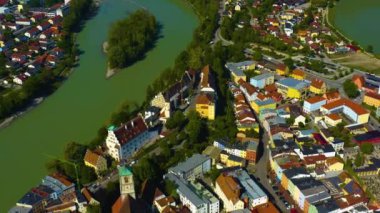 Güneşli bir bahar gününde Almanya 'da Wasserburg am Inn' in hava manzarası Coronavirus tecridi sırasında.
