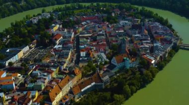 Güneşli bir bahar gününde Almanya 'da Wasserburg am Inn' in hava manzarası Coronavirus tecridi sırasında.