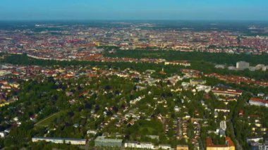 Almanya 'nın Münih şehrinin havadan görünüşü, Bavyera' da güneşli bir bahar günü, koronavirüs kilitlenmesi sırasında..