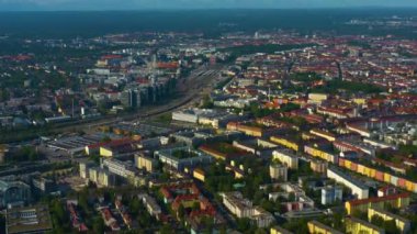 Almanya 'nın Münih şehrinin havadan görünüşü, Bavyera' da güneşli bir bahar günü, koronavirüs kilitlenmesi sırasında..