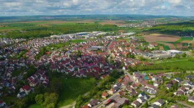  Bahar günü güneşli bir günde Almanya 'daki eski bir şehir merkezinin havadan görünüşü