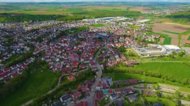  Bahar günü güneşli bir günde Almanya 'daki eski bir şehir merkezinin havadan görünüşü