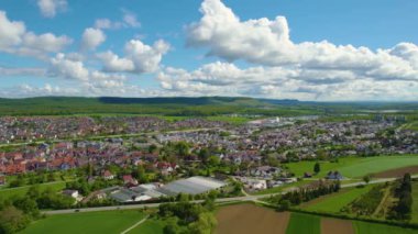  Bahar günü güneşli bir günde Almanya 'daki eski bir şehir merkezinin havadan görünüşü
