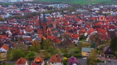  Güneşli bir günde Almanya 'daki eski bir şehir merkezinin havadan görünüşü