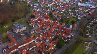  Güneşli bir günde Almanya 'daki eski bir şehir merkezinin havadan görünüşü