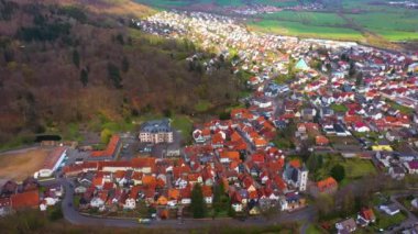  Güneşli bir günde Almanya 'daki eski bir şehir merkezinin havadan görünüşü