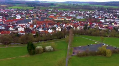  Güneşli bir günde Almanya 'daki eski bir şehir merkezinin havadan görünüşü