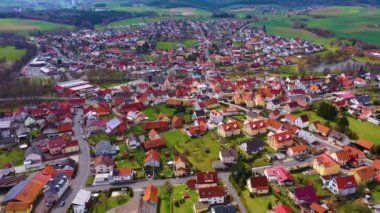  Güneşli bir günde Almanya 'daki eski bir şehir merkezinin havadan görünüşü