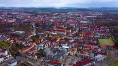  Güneşli bir günde Almanya 'daki eski bir şehir merkezinin havadan görünüşü