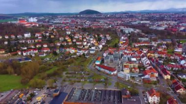  Güneşli bir günde Almanya 'daki eski bir şehir merkezinin havadan görünüşü