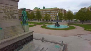 Almanya 'nın Stuttgart şehrinde, ilkbaharın erken saatlerinde bulutlu bir günde.