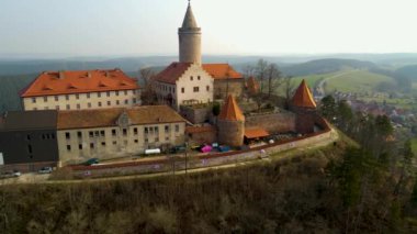 Doğu Almanya 'daki Leuchtenburg şatosunun hava manzarası kışın sonlarında güneşli bir günde.