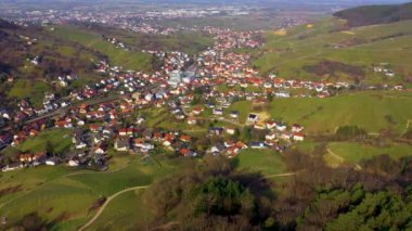  Güneşli bir günde Almanya 'daki eski bir şehir merkezinin havadan görünüşü