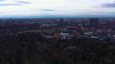  Güneşli bir günde Almanya 'daki eski bir şehir merkezinin havadan görünüşü