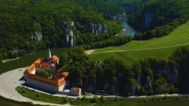 Almanya 'daki Weltenburg şehrinin hava görüntüsü, Bavyera güneşli bir ilkbahar gününde koronavirüs kilitlenmesi sırasında.