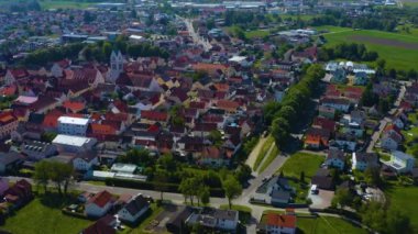  Güneşli bir günde Almanya 'daki eski bir şehir merkezinin havadan görünüşü