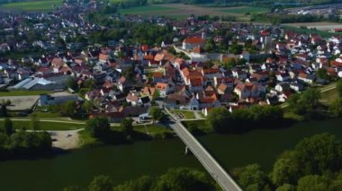  Güneşli bir günde Almanya 'daki eski bir şehir merkezinin havadan görünüşü