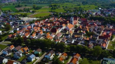  Güneşli bir günde Almanya 'daki eski bir şehir merkezinin havadan görünüşü