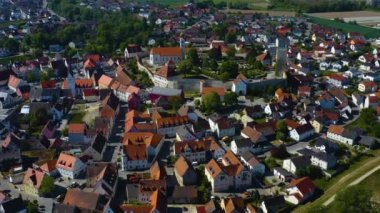  Güneşli bir günde Almanya 'daki eski bir şehir merkezinin havadan görünüşü