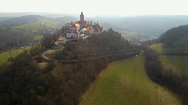 冬の終わりの晴れた日に東ドイツの城Leuchtenburgの空中ビュー — ストック動画