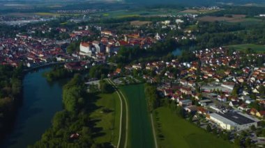  Güneşli bir günde, Almanya 'daki eski bir şehir merkezinin havadan görünüşü