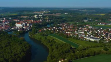  Güneşli bir günde, Almanya 'daki eski bir şehir merkezinin havadan görünüşü