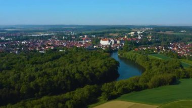  Güneşli bir günde, Almanya 'daki eski bir şehir merkezinin havadan görünüşü