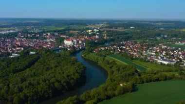  Güneşli bir günde, Almanya 'daki eski bir şehir merkezinin havadan görünüşü