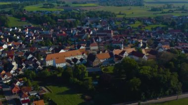  Güneşli bir günde, Almanya 'daki eski bir şehir merkezinin havadan görünüşü