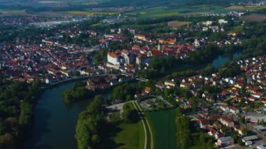  Güneşli bir günde, Almanya 'daki eski bir şehir merkezinin havadan görünüşü