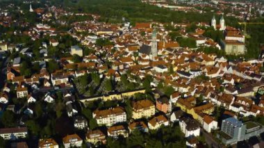 Almanya 'da Freising şehrinin hava görüntüsü, güneşli bir bahar gününde Coronavirus tecridi sırasında Bavyera.