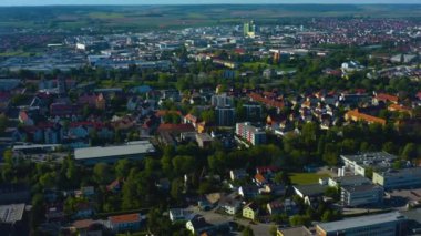 Almanya 'daki Landshut şehrinin hava görüntüsü, Bavyera güneşli bir bahar günü Coronavirus tecridi sırasında.