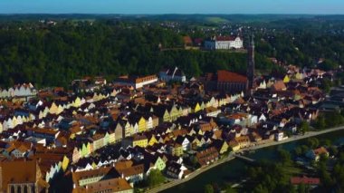 Almanya 'daki Landshut şehrinin hava görüntüsü, Bavyera güneşli bir bahar günü Coronavirus tecridi sırasında.