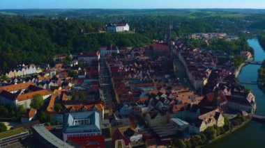 Almanya 'daki Landshut şehrinin hava görüntüsü, Bavyera güneşli bir bahar günü Coronavirus tecridi sırasında.