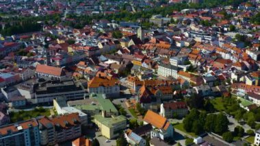 Almanya 'daki eski şehir merkezinin havadan görünüşü, güneşli bir bahar gününde Bavyera .