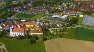 Almanya 'daki eski şehir merkezinin havadan görünüşü, güneşli bir bahar gününde Bavyera .