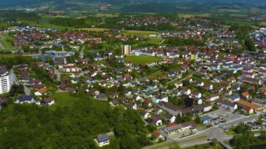 Almanya 'daki eski şehir merkezinin havadan görünüşü, güneşli bir bahar gününde Bavyera .