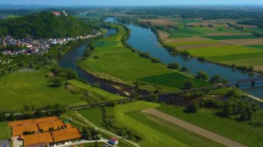 Almanya 'daki eski şehir merkezinin havadan görünüşü, güneşli bir bahar gününde Bavyera .