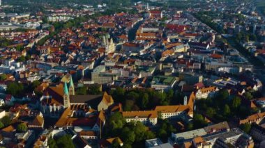 Almanya 'daki eski şehir merkezinin havadan görünüşü, güneşli bir bahar gününde Bavyera .