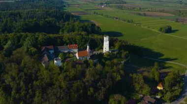 Almanya 'daki eski şehir merkezinin havadan görünüşü, güneşli bir bahar gününde Bavyera .